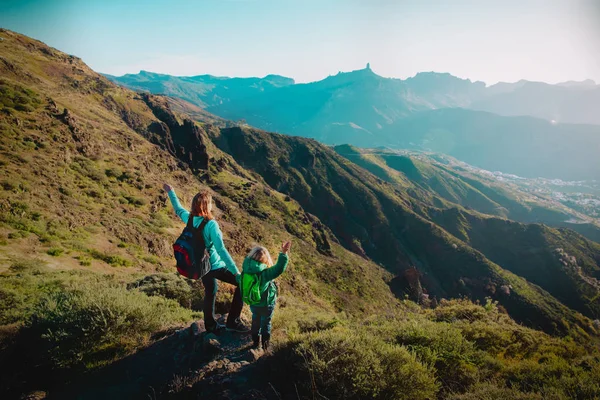 küçük kızı ile mutlu anne dağlarda seyahat