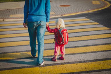 baba ve küçük kız okula ya da kreşe giderler.