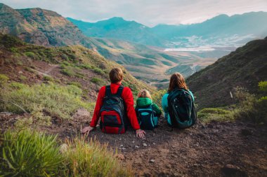 mutlu aile-anne, baba ve doğada kızı-seyahat