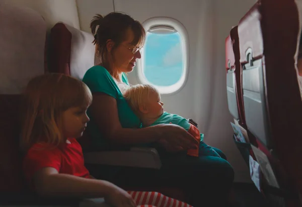 Matka z dwójką dzieci podróż samolotem — Zdjęcie stockowe