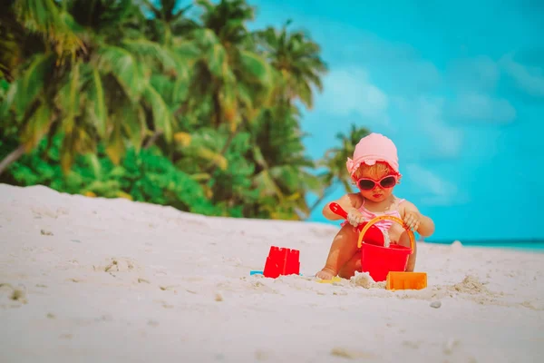 Bonito menina jogar com areia na praia — Fotografia de Stock