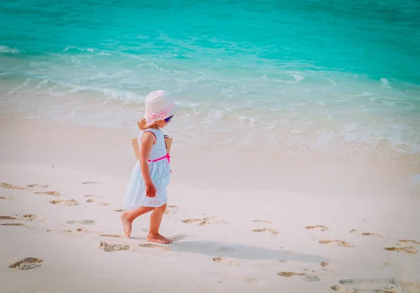 Милая маленькая девочка, гуляющая по тропическому пляжу — стоковое фото