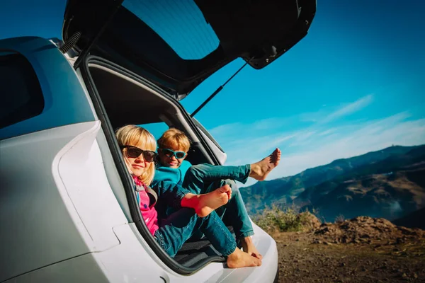 Šťastné děti relaxovat, rodinné cestování autem v horách — Stock fotografie