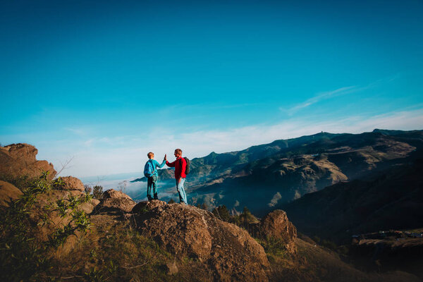 отец и сын путешествуют на природе, семейные походы в горы
