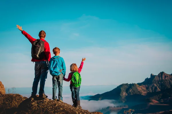 Pai feliz e crianças gostam de viajar caminhadas nas montanhas — Fotografia de Stock