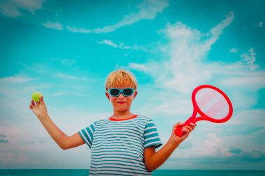 mutlu sevimli çocuk plajda tenis oynamak