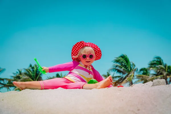 Bonito menina jogar com areia na praia — Fotografia de Stock