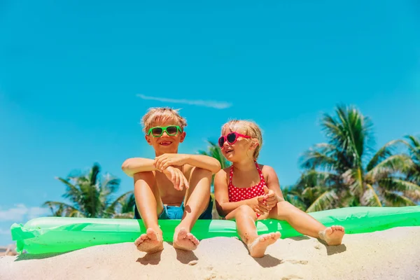 mutlu erkek ve kız sahilde eğlenin