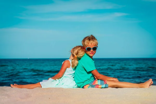 Gelukkige schattige jonge jongen en meisje genieten van het strand — Stockfoto