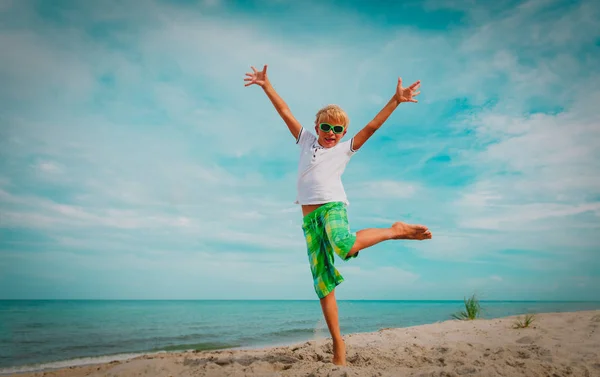 Happy Boy spelen op het strand, Kid genieten van vakantie — Stockfoto