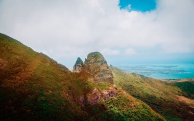 Helikopter uçuşu sırasında çekilen Mauritius dağlarının havadan görünümü