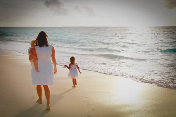 Madre con niños caminar en la playa de arena — Foto de Stock