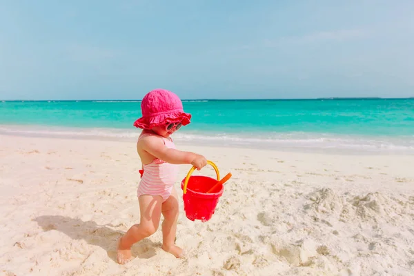 Mignonne petite fille jouer avec le sable sur la plage — Photo