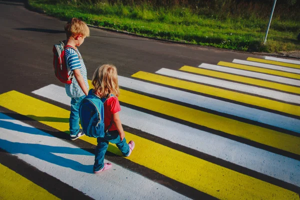 Kleine Jungen und Mädchen gehen händchenhaltend zur Schule — Stockfoto