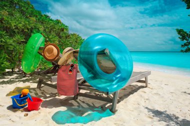 Tropik tatilde iki plaj sandalyesi, denizde aile