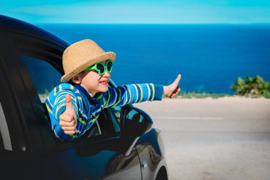 mutlu genç çocuk denizde araba ile seyahat keyfini çıkarın