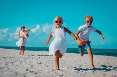 Mutlu aile koşusu ve plaj tatili