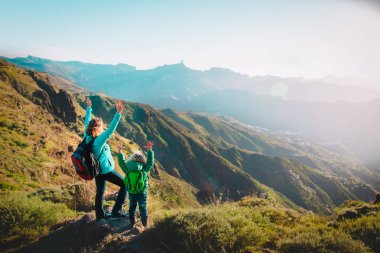 mutlu anne ve kızı dağlarında seyahat keyfini çıkarın