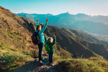 mutlu anne ve kızı dağlarında seyahat keyfini çıkarın