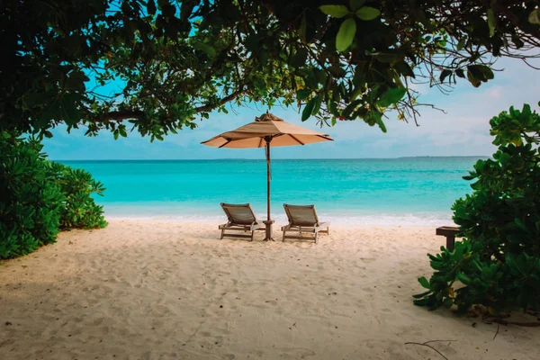 Dos sillas de playa en vacaciones tropicales en el mar — Foto de Stock