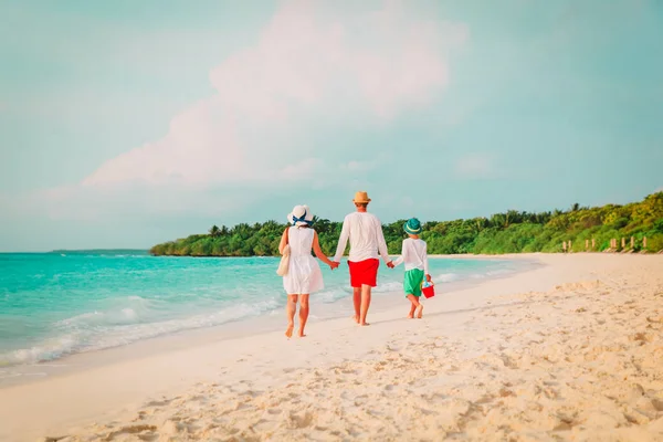 Plaj tatilinde yürüyen çocuklu aile — Stok fotoğraf