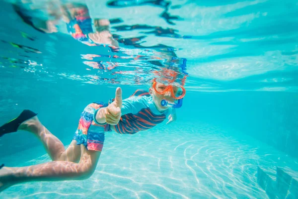 Glücklicher Junge schwimmt mit erhobenem Daumen unter Wasser — Stockfoto