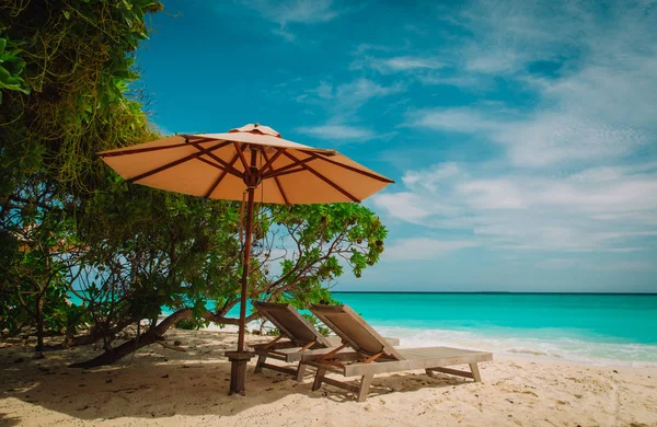 Dos sillas de playa en vacaciones tropicales en el mar — Foto de Stock