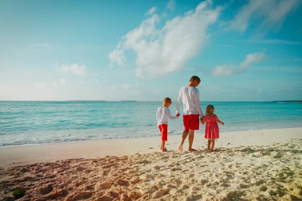 Vader met zoon en daugther wandelen op het strand — Stockfoto