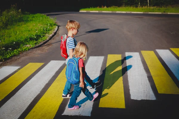 Mały chłopiec i dziewczynka trzymając się za ręce chodzić do szkoły — Zdjęcie stockowe