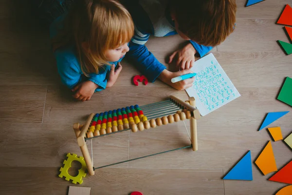 Petit garçon et fille apprendre à écrire et calculer des chiffres — Photo