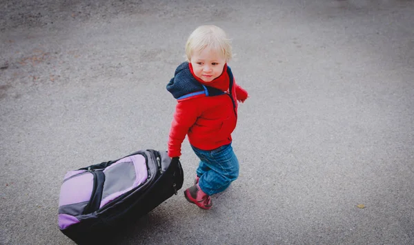 Söt liten flicka resa med resväska på väg — Stockfoto