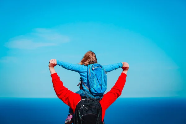 Pai feliz com pequena filha viajar no mar — Fotografia de Stock