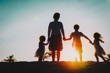 gün batımında sahilde çocukları ile mutlu baba