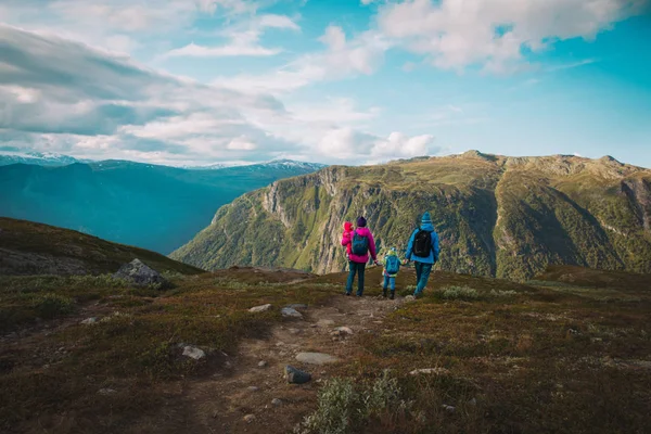 Rodina s dětmi, pěší cestování v malebných horách, Norsko — Stock fotografie