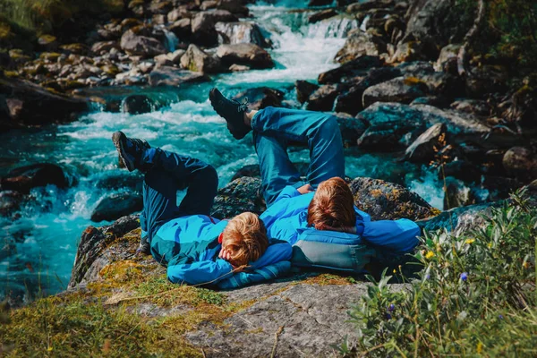 Otec a syn cestují v Norsku, odpočívejte v přírodě — Stock fotografie