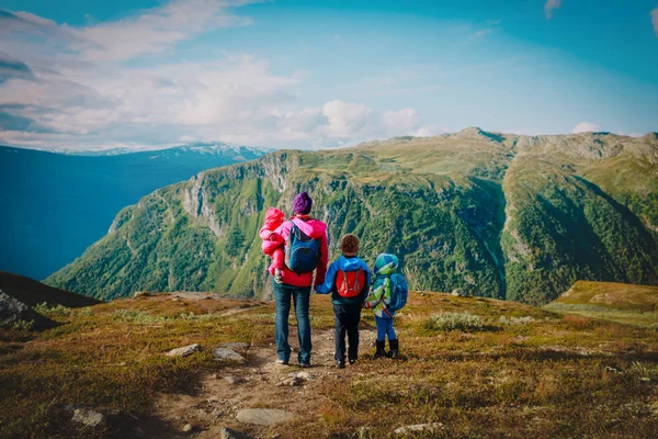 Matka s dětmi v malebných horách, cestování Norskem — Stock fotografie