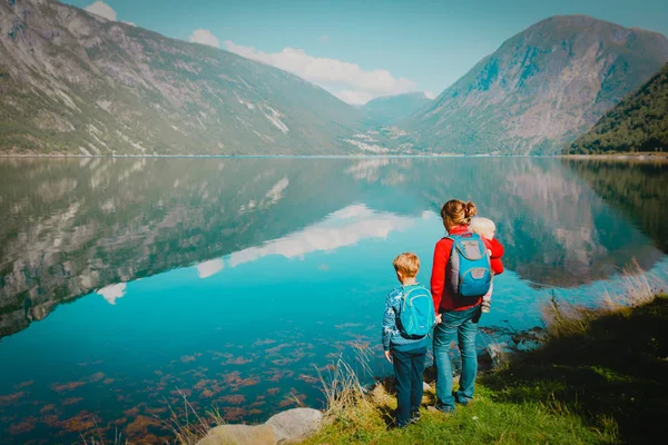 Familje resekoncept-mamma med barn reser i naturen — Stockfoto