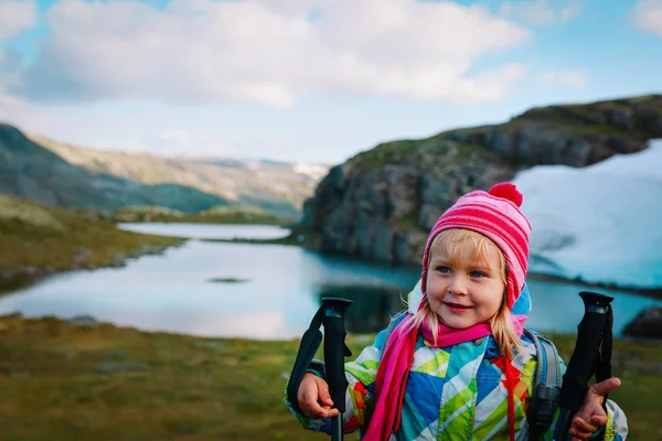 Roztomilá holčička cestuje v horách, rodinná Turistika v přírodě — Stock fotografie