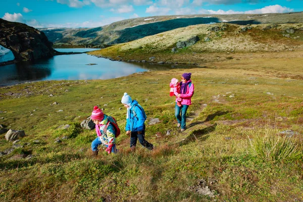 Matka z dziećmi podróżować piesze wycieczki w górach, Rodzina w Norwegii — Zdjęcie stockowe