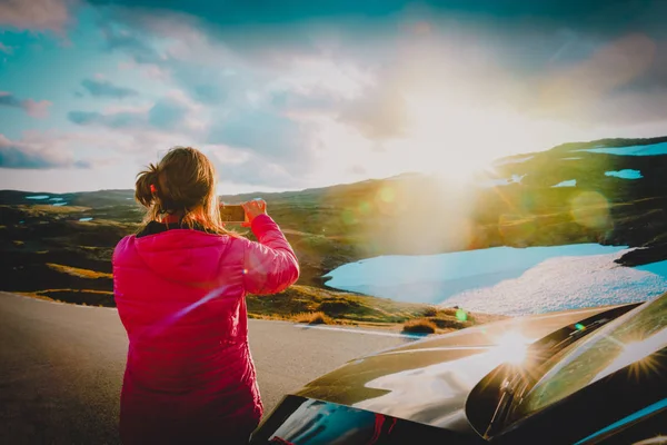 Turistická fotografie při cestování autem v horách — Stock fotografie