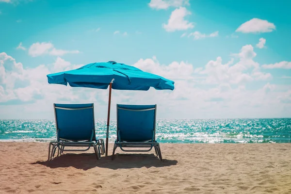 Два пляжных шезлонга на отдыхе, концепция путешествия — стоковое фото