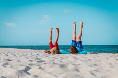 Baba oğul sahilde eğleniyorlar.