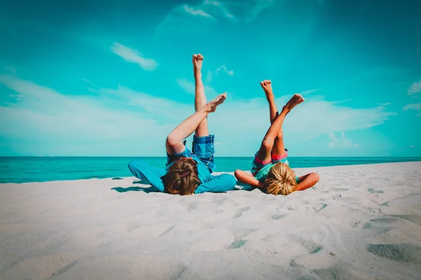 Padre e figlio divertirsi sulla spiaggia — Foto Stock