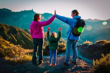 günbatımı dağlarda küçük kızı seyahat ile mutlu aile