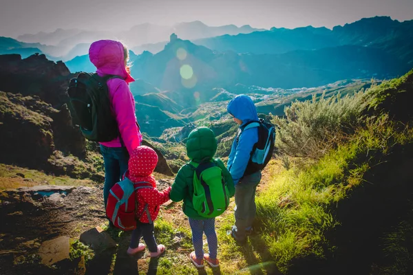 Heureux famille mère avec enfants- Voyage dans les montagnes du coucher du soleil — Photo