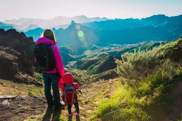 幸せな家族 -小さな娘を持つ母 - 夕日の山の旅 — ストック写真
