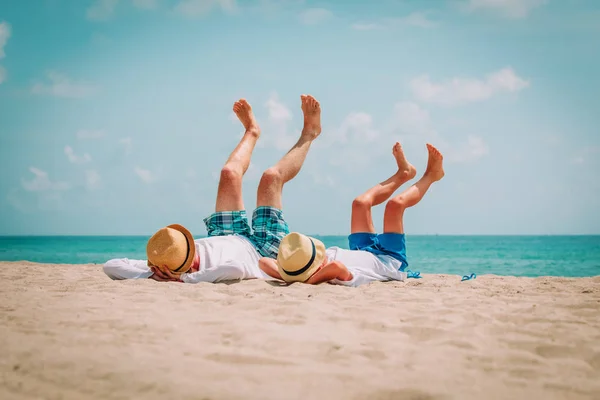 Padre e figlio divertirsi sulla spiaggia — Foto Stock