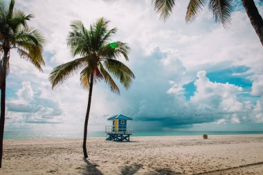 Florida, ABD 'de cankurtaran kulübesi olan tropik plaj.