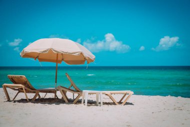 Tropik tatilplaj sandalyeleri, deniz konseptine seyahat