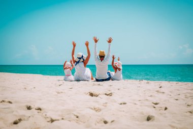 mutlu aile çocuklarla kumsalda eller